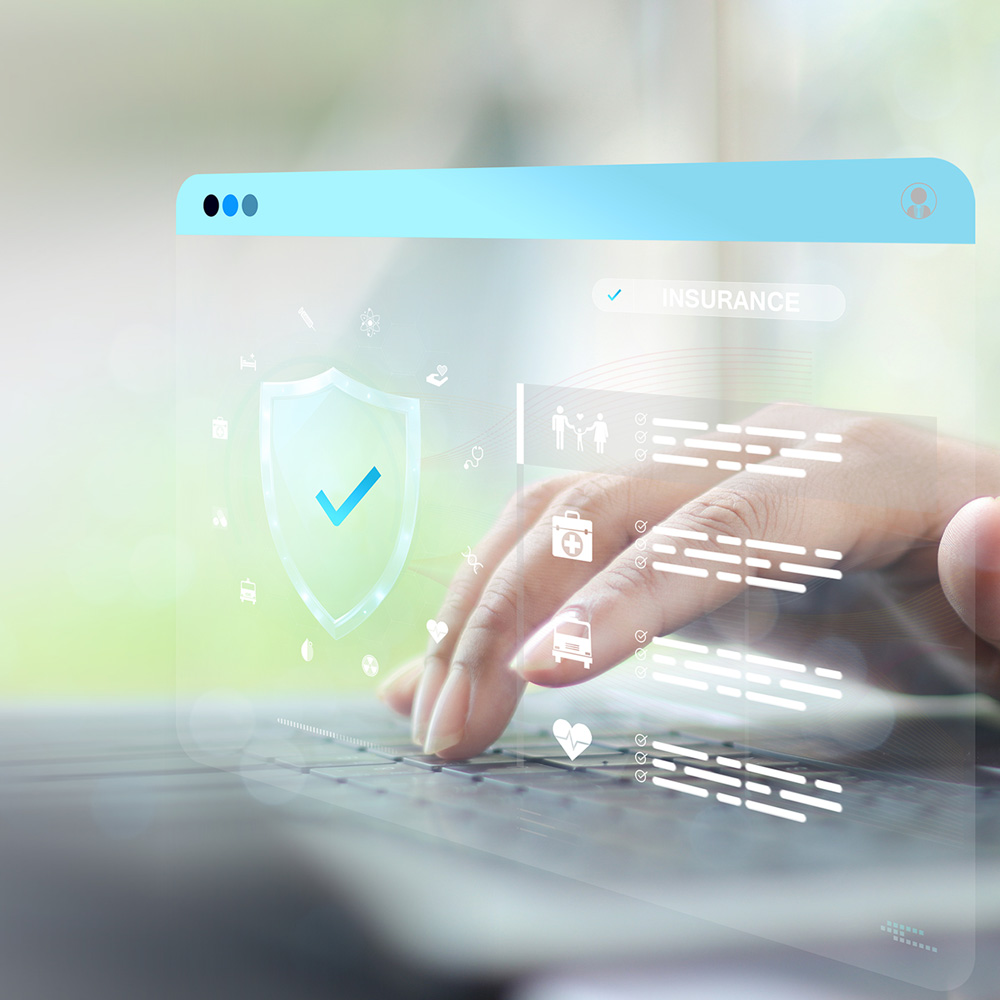 Mano teclea sobre ordenador mientras se ve una pantalla con el icono de seguridad