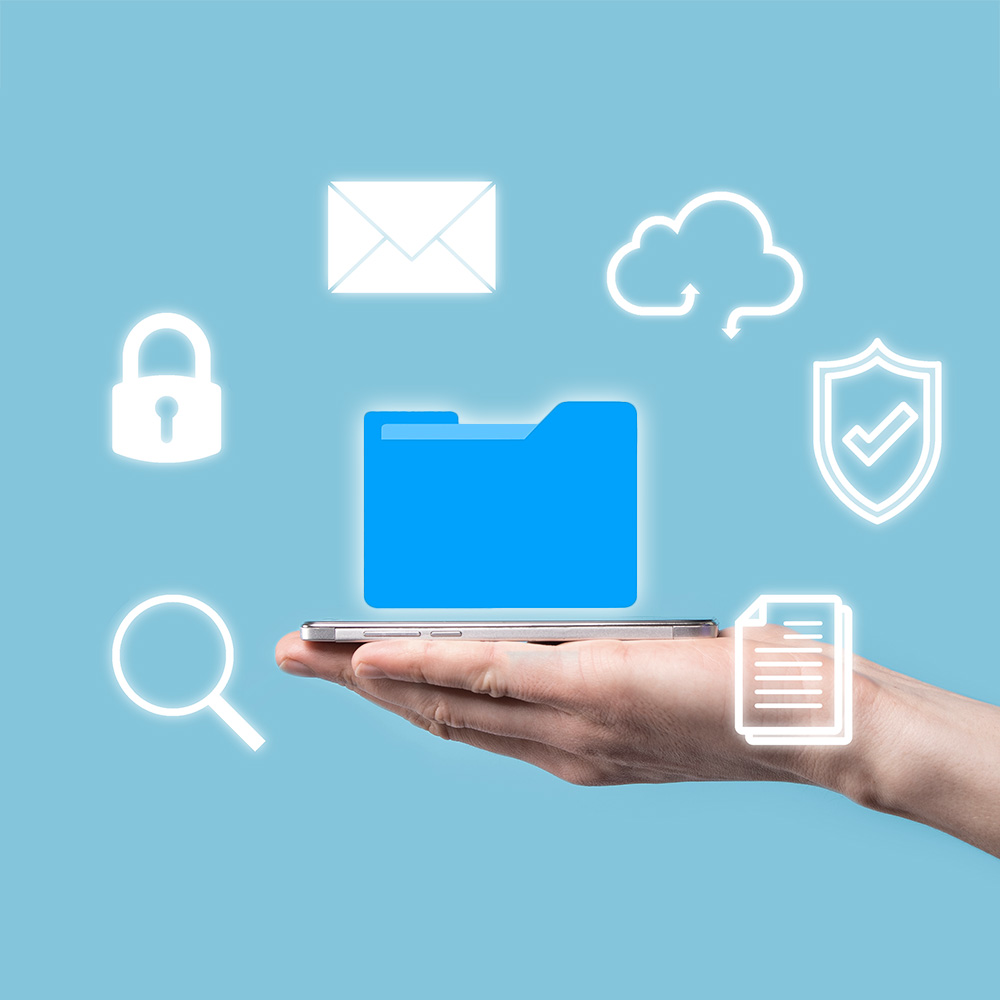 Mano sosteniendo un teléfono móvil del que emerge una carpeta azul, rodeada de iconos digitales como un candado, un escudo, una nube y un documento, simbolizando la protección y gestión segura de datos.