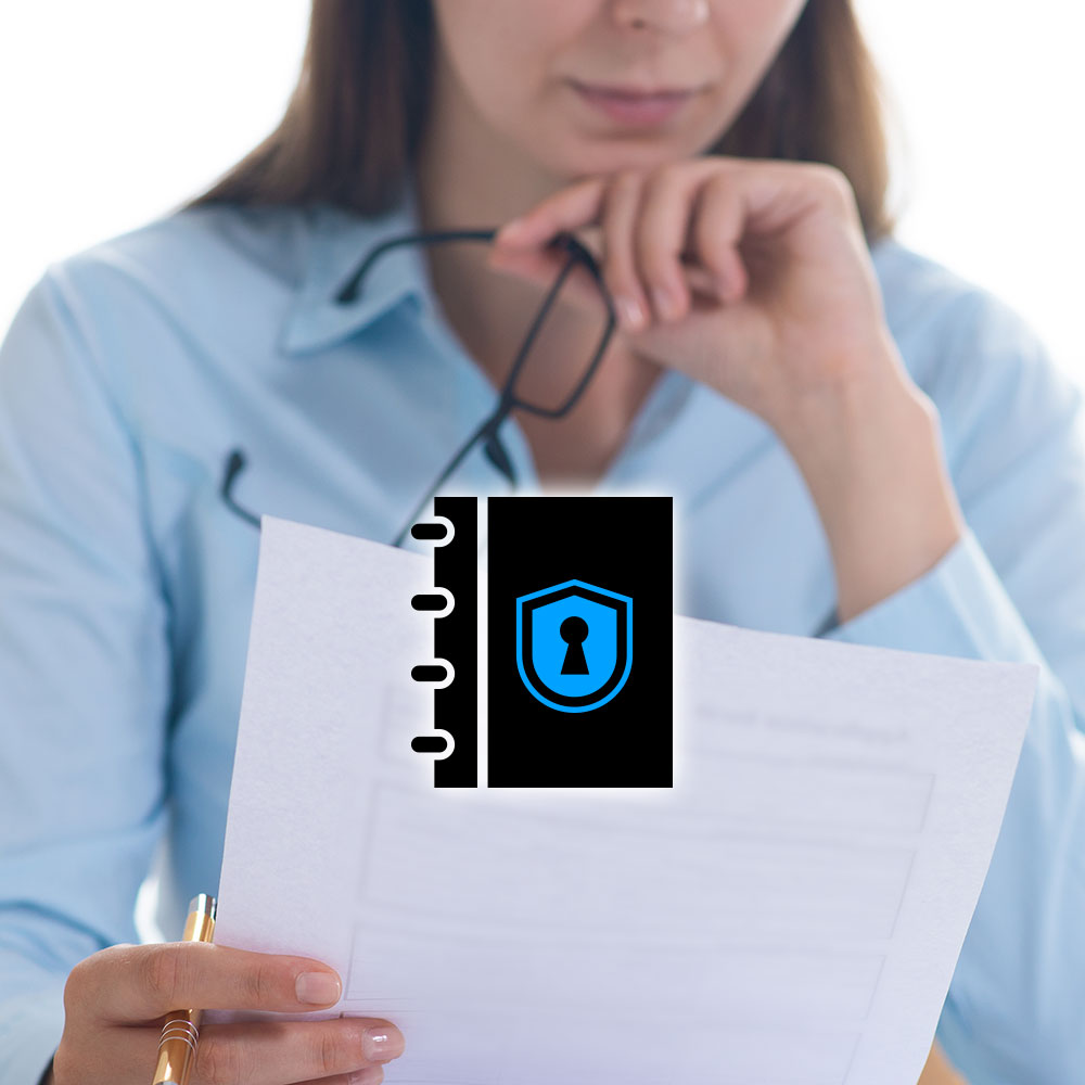 Imagen de una mujer leyendo un documento