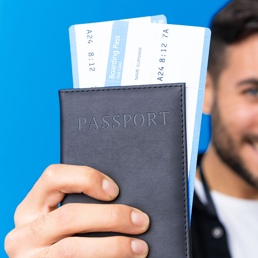 Imagen de una persona sujetando un pasaporte en primer plano