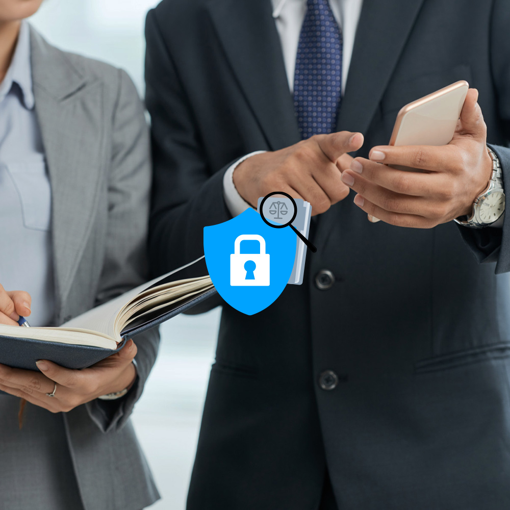 Imagen de dos personas hablando y el icono de privacidad en el centro