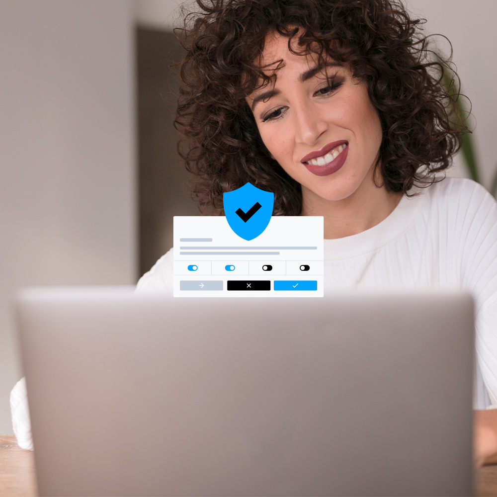 Imagen de una mujer mirando un ordenador y una ilustración de un banner de cookies