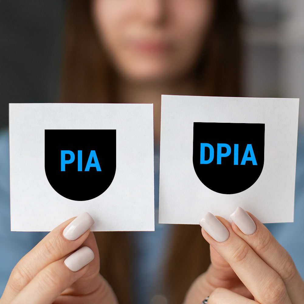 Imagen de una mujer sosteniendo dos papeles, en uno pone PIA y en el otro, DPIA