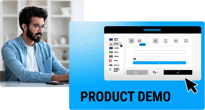 Un homme interagissant avec un ordinateur portable à côté d’une démo produit de la plateforme de gestion du consentement Usercentrics.